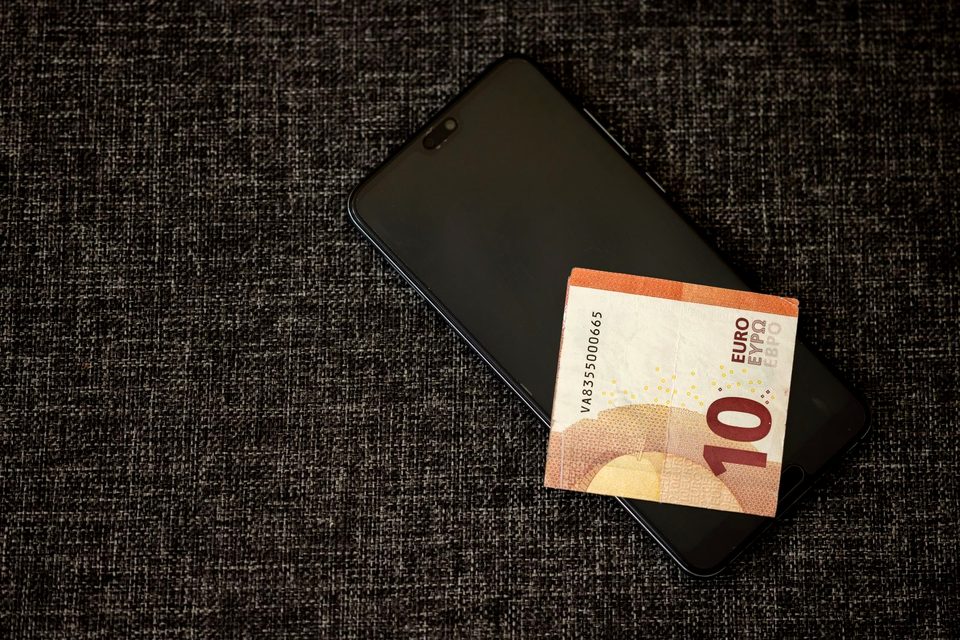 Playing on a mobile phone with a banknote