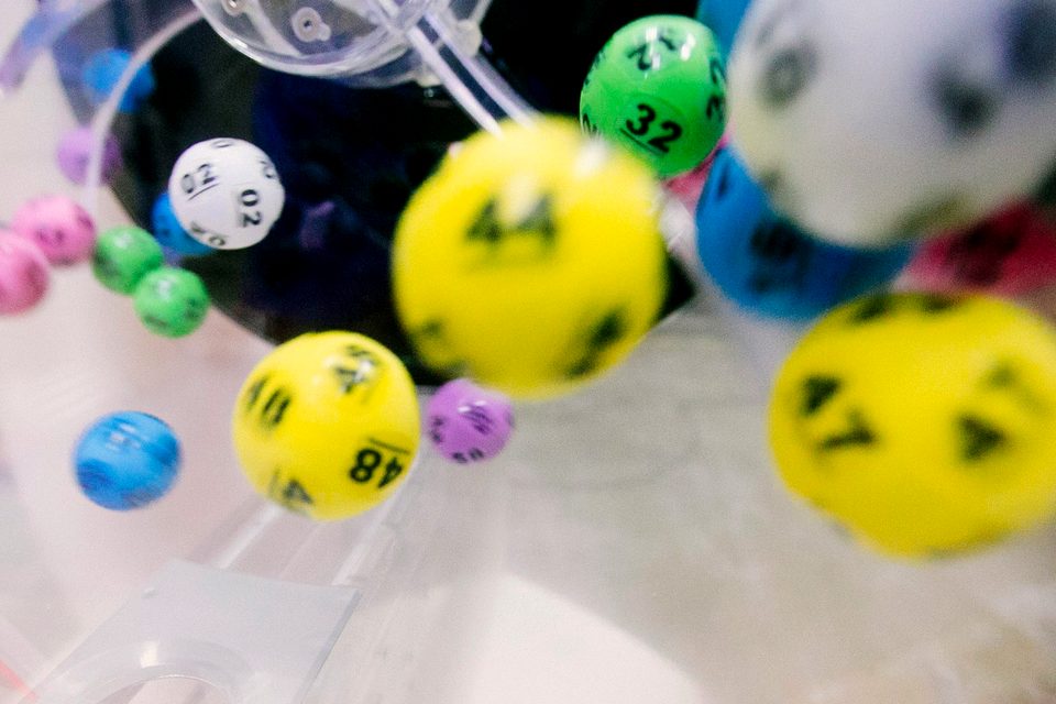 Lotto draw balls in mixing machine